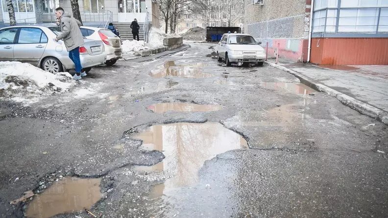     В Ростове-на-Дону сотрудники дорожных служб ремонтировали асфальт во время дождей, сообщили горожане в соцсетях.