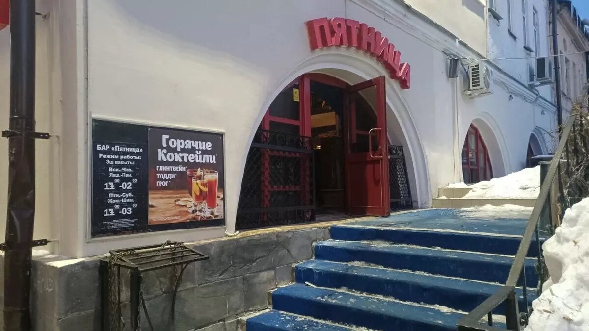     В Казани бар «Пятница» остался без пристроя, который вел к одному из зданий «Хлебного базара». Балкон на Профсоюзной разобрали спустя 2 года после решения суда.