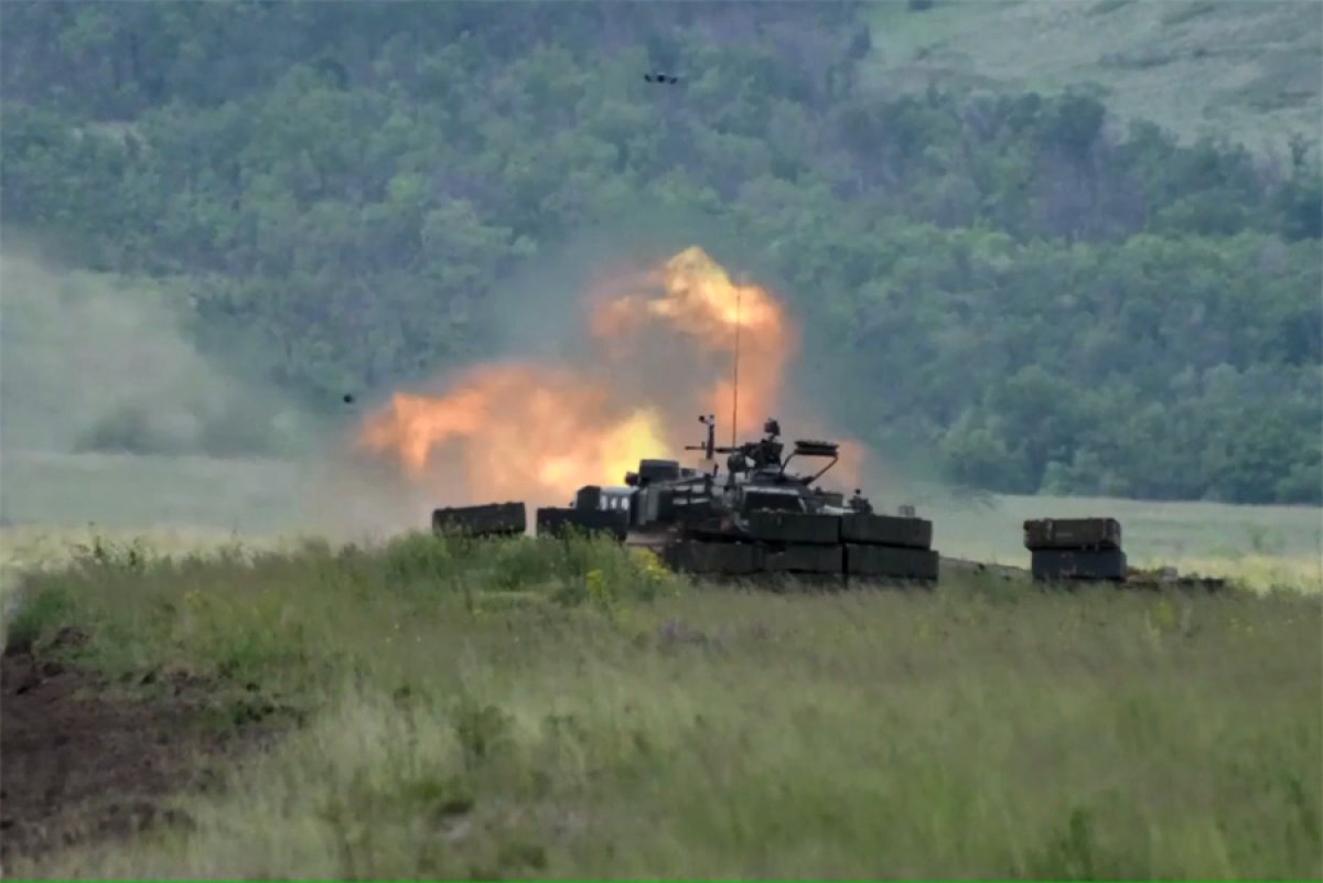    Танки Т-80БВМ штатно оснащают защитой от наведения высокоточного оружия