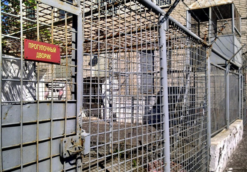 Круглые прогулочные дворики сизо. Прогулочные дворики. Прогулочный дворик сизо 2. Испанский дворик спб. Тюрьма в малайзии.