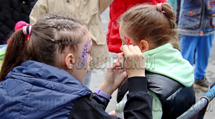 Юная полевская предпринимательница Софья Показаньева на городских мероприятиях создаёт образы при помощи аквагрима всем желающим 