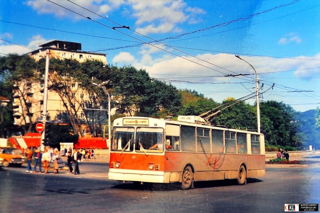 Троллейбус во Владивостоке. Мимо остановки Постышева. Маршрут № 5. Источник фото: https://transphoto.org