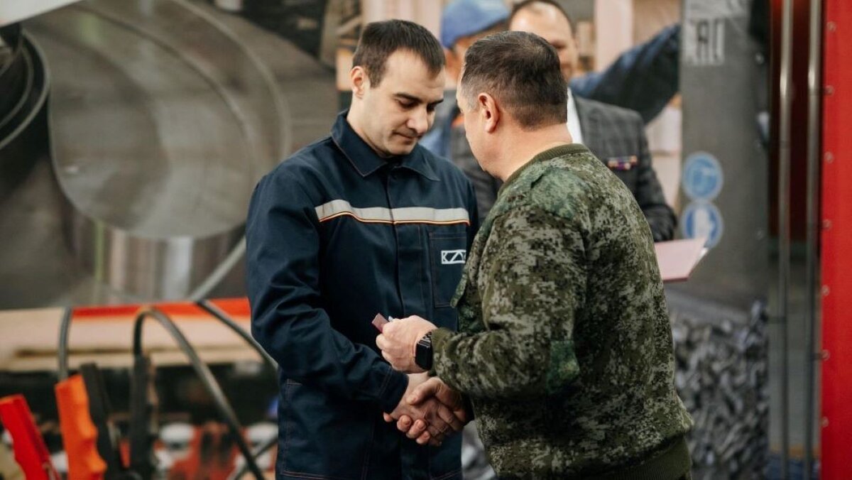    Работник Курского аккумуляторного завода Дмитрий Апухтин получил медаль "За отвагу"