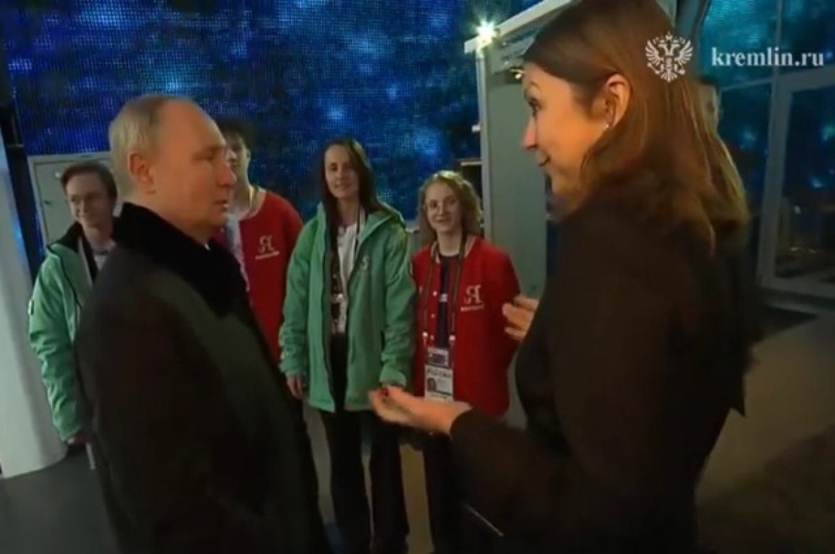    Нижегородская студентка Юдина сопровождала Путина на выставке "Россия"