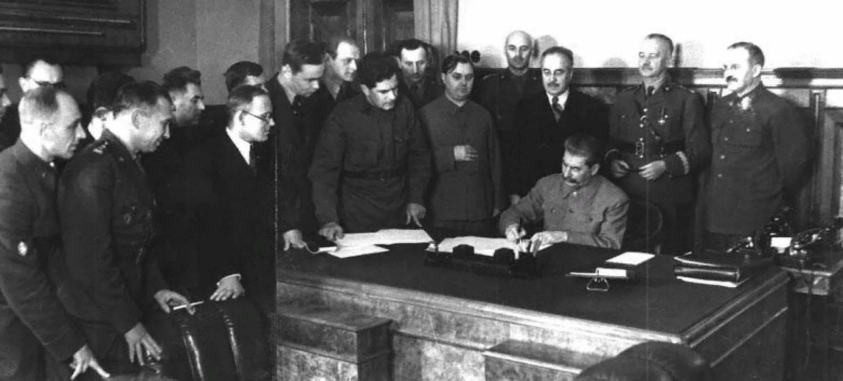 Сталин в начале великой отечественной. Ссср сталин и гитлер. Фото сталина в 1941 году. Сталин эпоха сталинизма. Фото сталина в 1941 году.