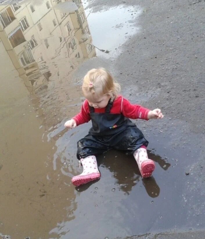 Поставили двойку споткнулся об лужу. Девочка в луже. Девочка сидит в луже.