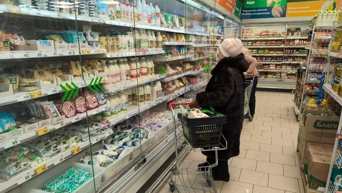     Аналитики портала «Эвотор» оценили стоимость продуктов для приготовления традиционных и популярных новогодних блюд для россиян в 2023 году. Получилась сумма 5 115 рублей. Это на 12% больше, чем в прошлом году. Корреспондент Udm-info посчитала, сколько будет стоить накрыть новогодний стол в Удмуртии.