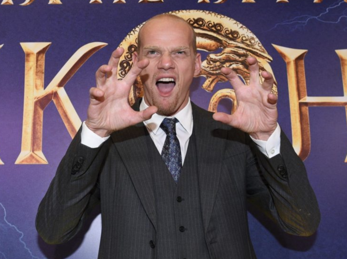 хэйес, томас. вильям скам. звезды в париках. мишель родригес бухая. пьяные звезды.