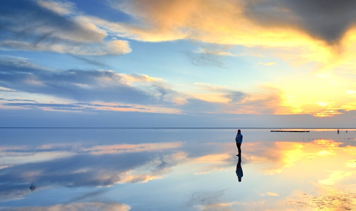 На закате зеркальный эффект соленого озера только усиливается. Фото: Алексей Романов/CC BY-SA 4.0