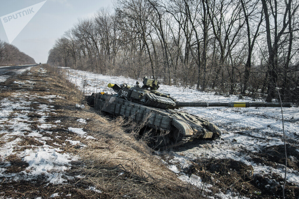 Подбитый ополченцами танк украинских военных по дороге в Дебальцево.