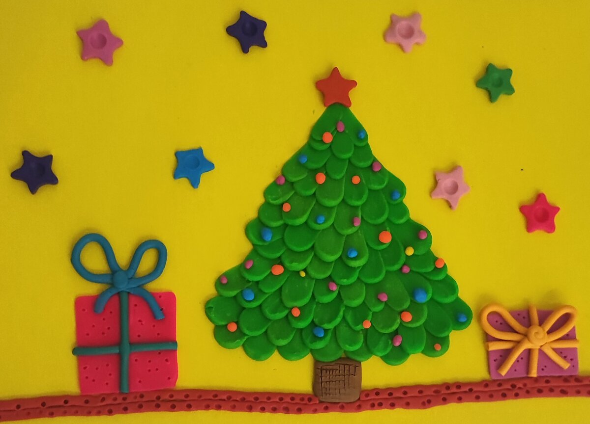 Готовый вариант аппликации из пластилина на цветном картоне Новогодняя ёлочка.