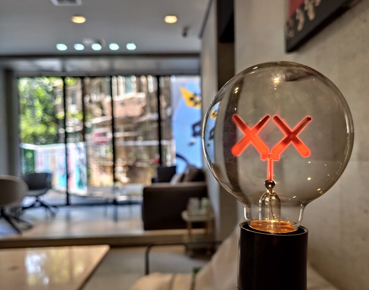История творчества Брайана Доннелли, известного как KAWS.  Фото:
