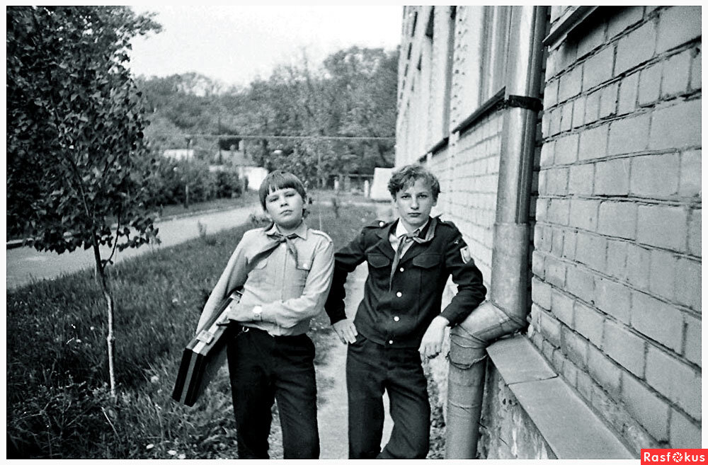 Пионеры с дипломатом, СССР, кон. 1980-х. Источник: rasfokus.ru