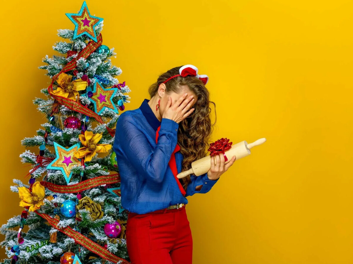 Ненужные новогодние подарки. Ненужные новогодние подарки. Подарок девушке. Жена дарит носки. Подарили плохой подарок на новый год.