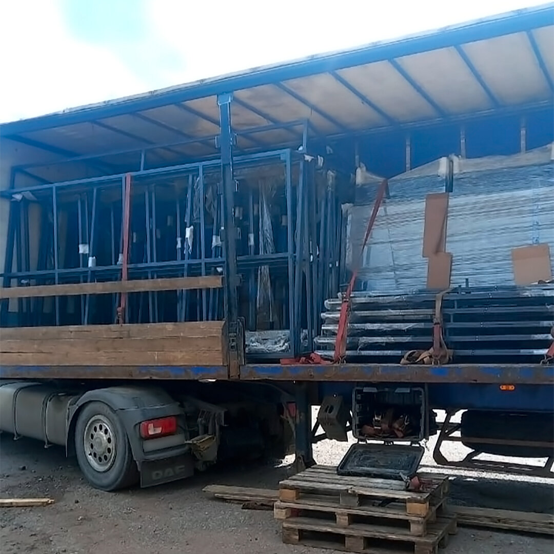 Транспортировка партии остановочных павильонов