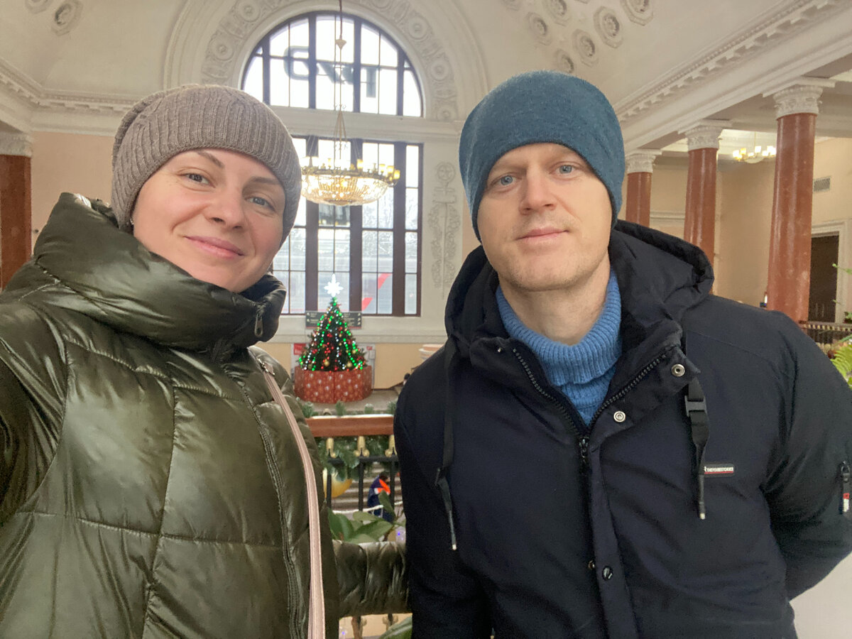 Немного сонные, но счастливые на ж/д вокзале Выборга