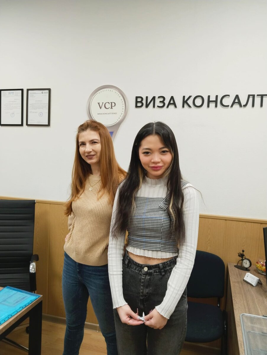 Визовые специалисты компании "VCP" - Елена (руководитель визового отдела, опыт в визовом сопровождении более 12 лет & Анна (визовый менеджер, опыт работы 1 год)