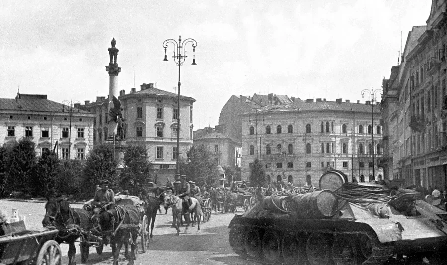 Какие советские города сдались без боя Гитлеру и даже были ради приходу ...