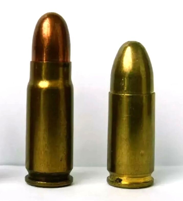 Патроны 7,62х25 мм ТТ (слева) и 9х19 мм Парабеллум (справа).