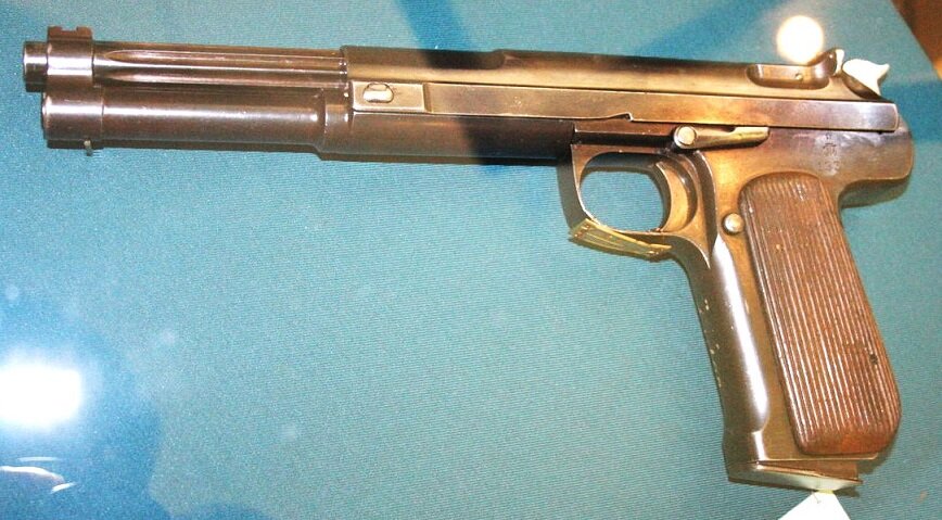 Т.н. большой пистолет Токарева (длина 300 мм, емкость магазина 22 патрона).