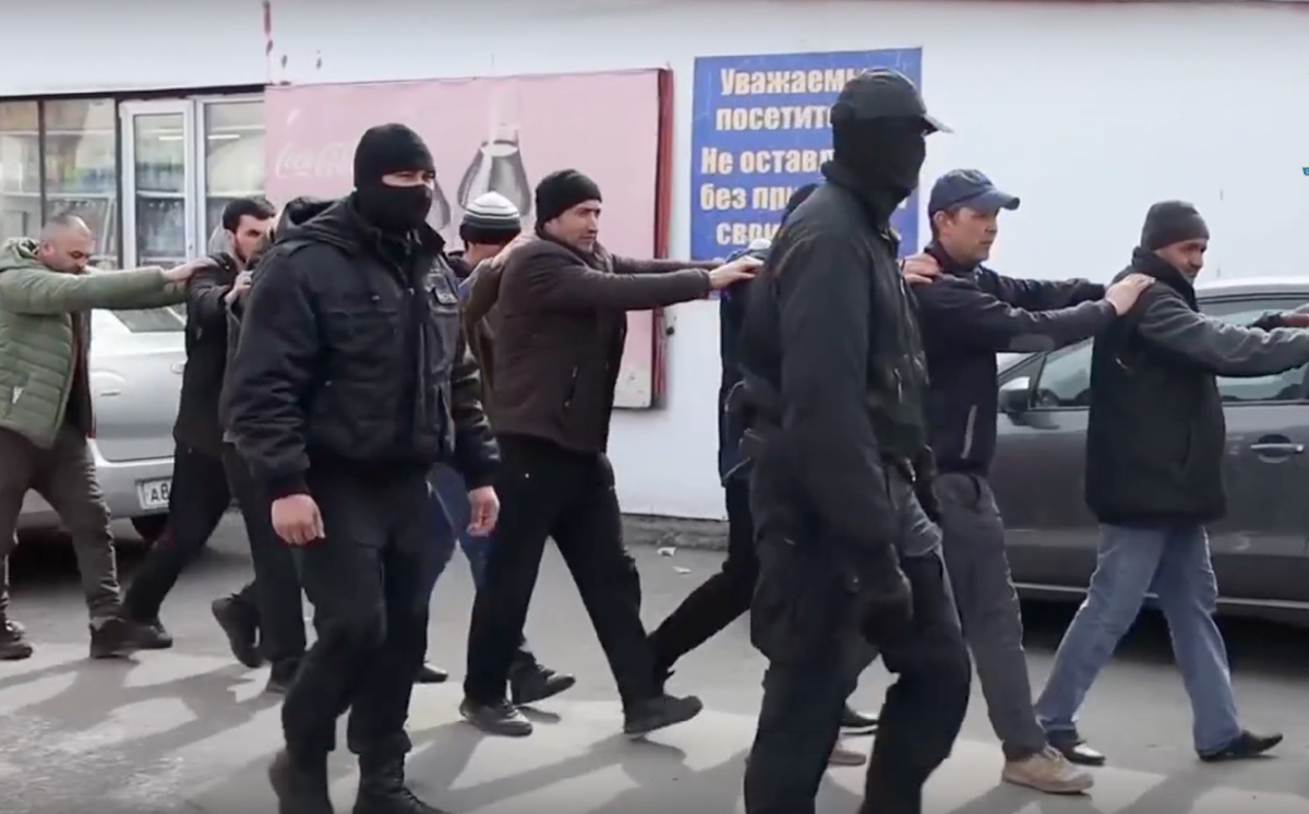 С апреля 2023 года полиция Челябинской области по решению начальника регионального Главка генерала Михаила Скокова ищет нелегальных мигрантов, которых выдворяют из страны.