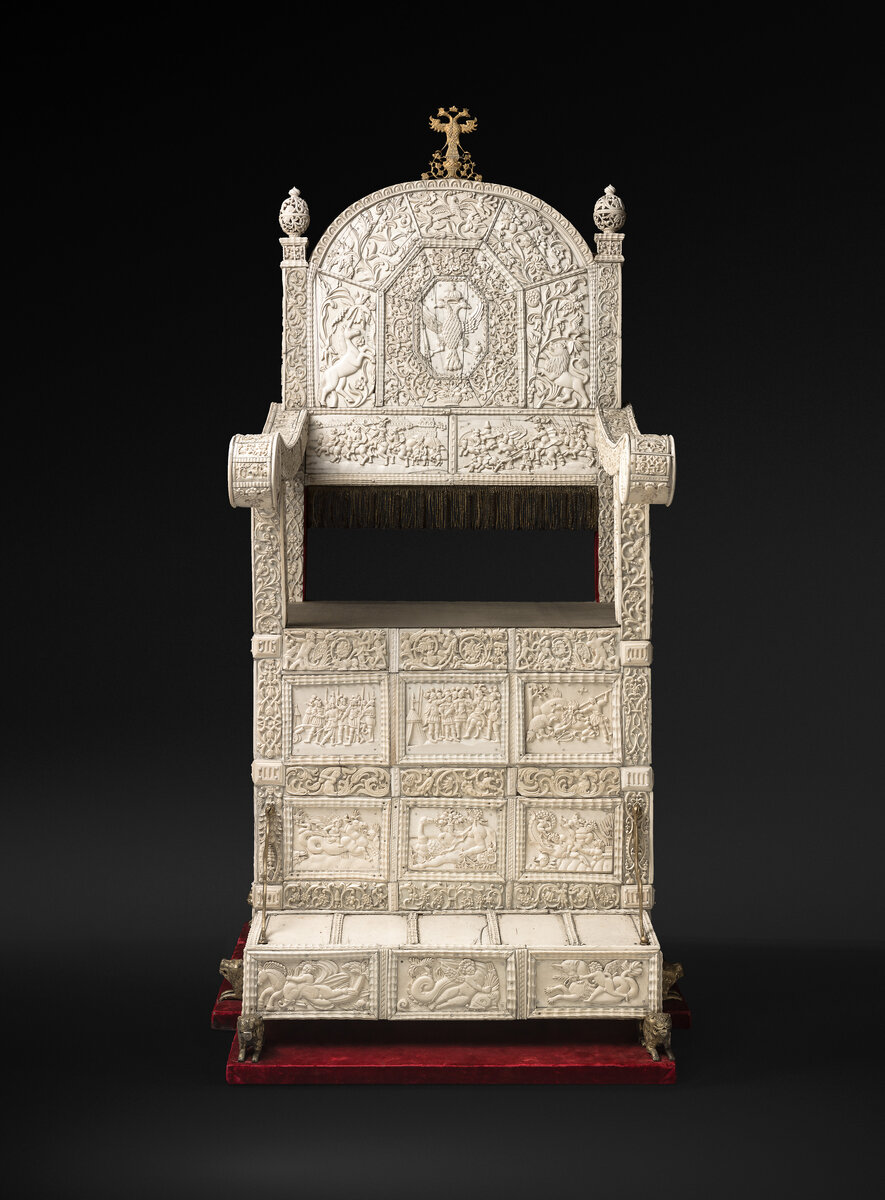 Трон. Москва, Оружейная палата (?), 1654–1667; отдельные пластины спинки и двуглавый орел над ней — Москва, XIX в. (?) Высота. 138; 61,5 × 48,5 (сиденье) © Музеи Московского Кремля