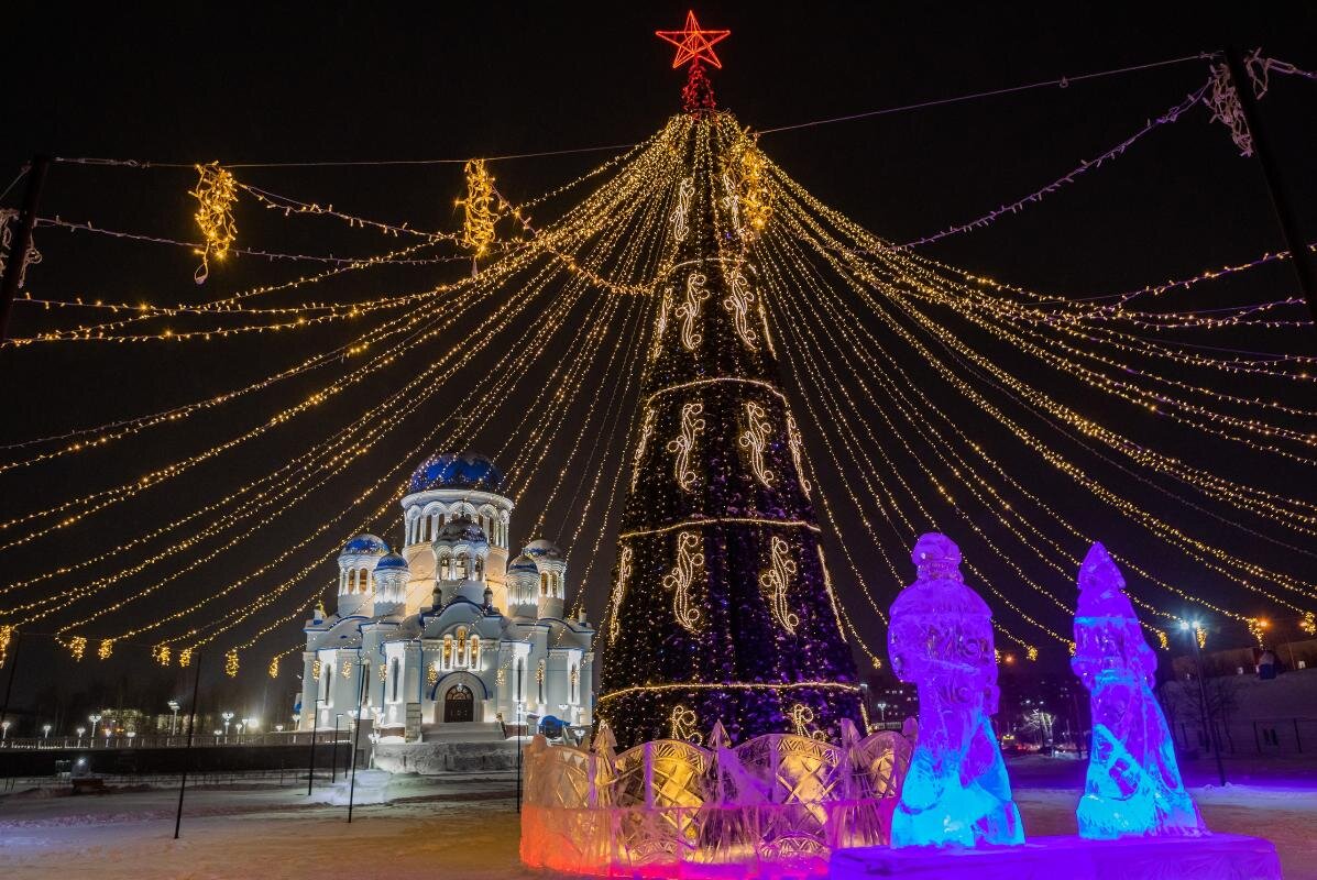 Сургут куда сходить на новогодние праздники. Елка сургут 2023. Сургут куда сходить на новогодние праздники. Новогодний городок в сургуте 2022 года. Новогодний городок в самаре.