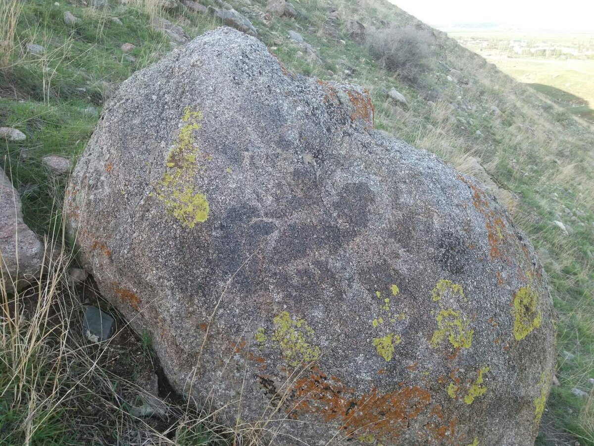 Ущелье "Шоролу", камень-меглит. Охотник всадник.