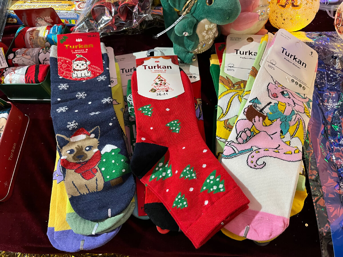 Вещей с новогодней атрибутикой хоть отбавляй! Фото автора 