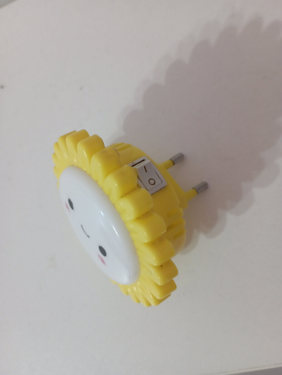 Наш ночной спасатель, света достаточно, чтоб увидеть необходимое, расположили рядом с пеленальным столом, по сей день при необходимости используем.