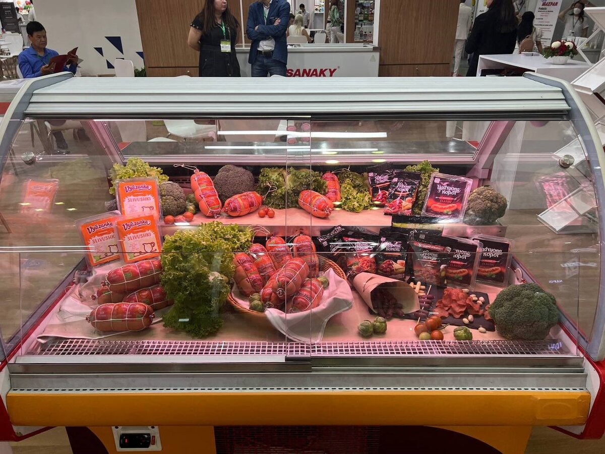 Крупный российский производитель продуктов питания, компания Аби, продает свою продукцию под брендами «Вязанка», «Горячая штучка», «Баварушка», «Стародворье», «Ядрена Копоть» и Foodgital в 10 стран мира. В 2022 году она нарастила экспорт на 21%. Компания активно развивает своей экспортный потенциал, и помогает ей в этом участие в крупных международных выставках. В том числе — на коллективных стендах под брендом Made in Russia.