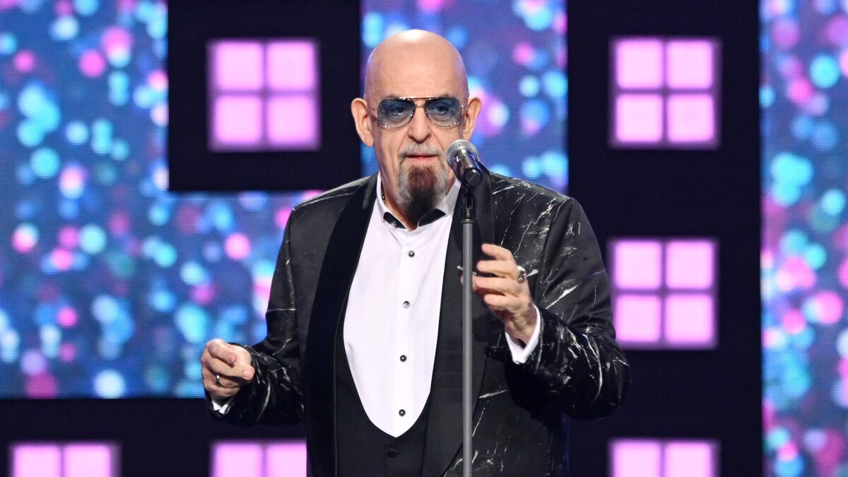    Как сберечь силы для более важных моментов? Михаил Шуфутинский объяснил, зачем ему инвалидная коляска© РИА Новости | Сергей Пятаков