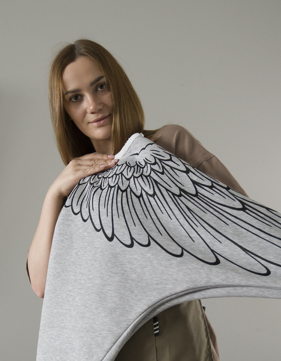Джемпер с крыльями. Роспись художника Анны Карамель