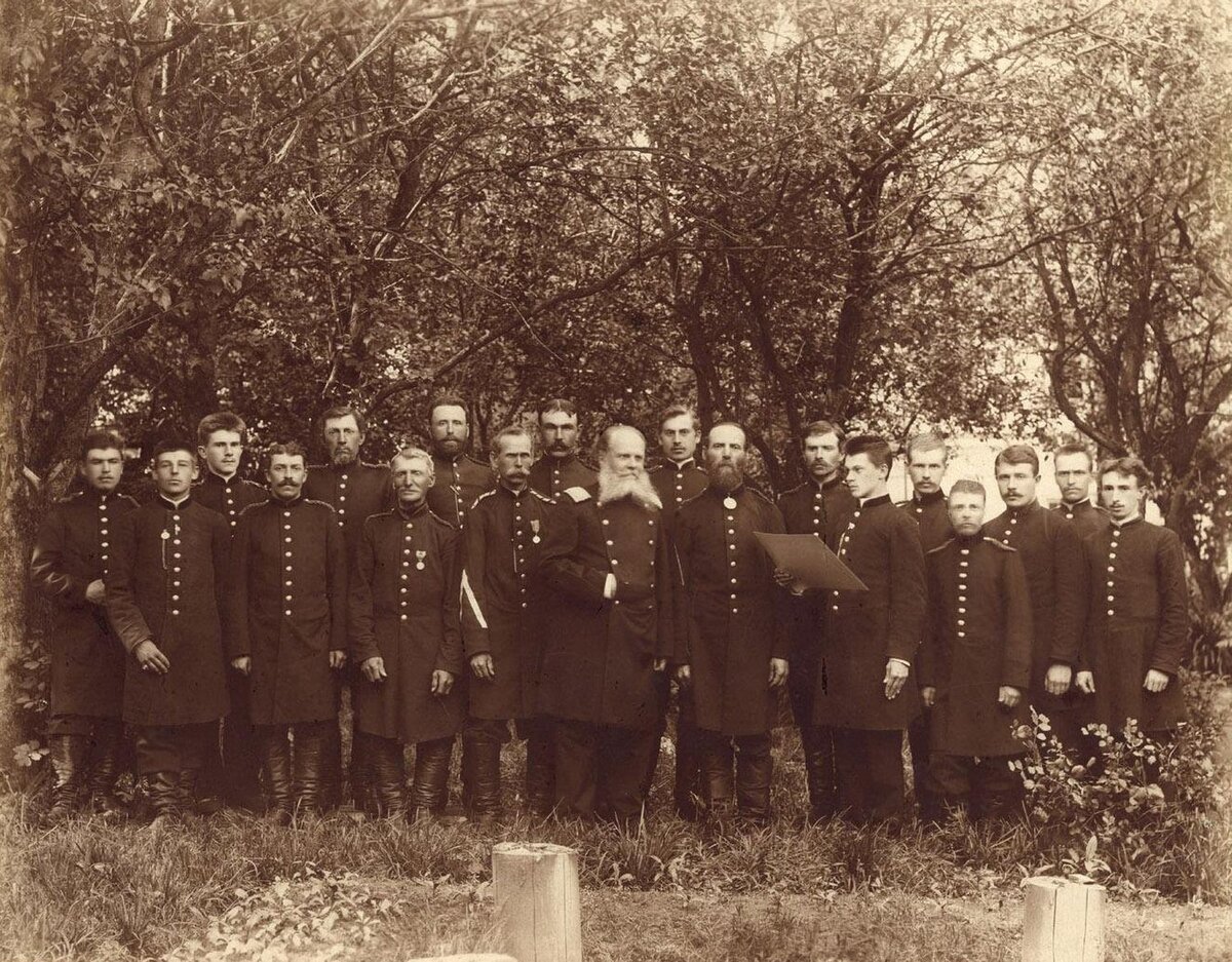 Мелехов Я.Я. Фотография сепия. Чиновники Владимирской почтово-телеграфной конторы. 1898 г. В центре первого ряда – начальник конторы И.В. Джаксон. Из собрания ГВСМЗ