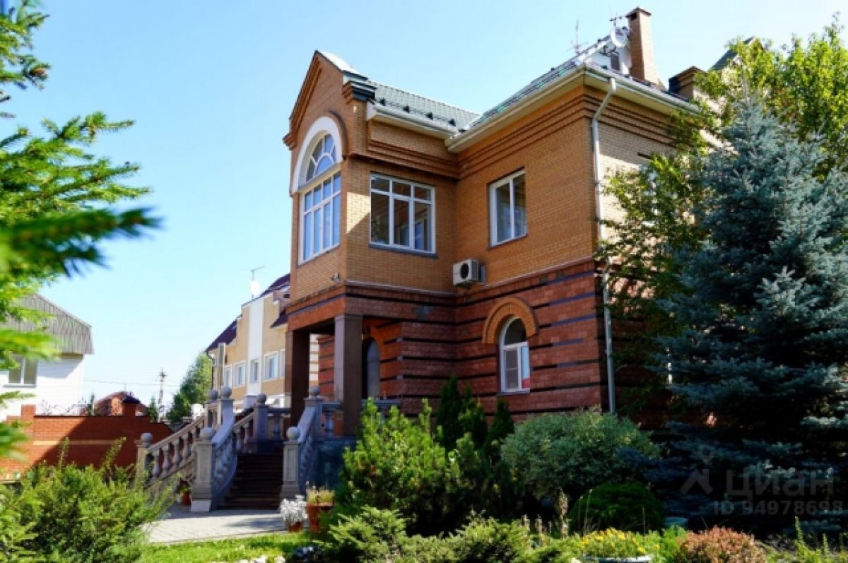    В Новосибирске продают коттедж с прудом на участке за 35 млн рублей