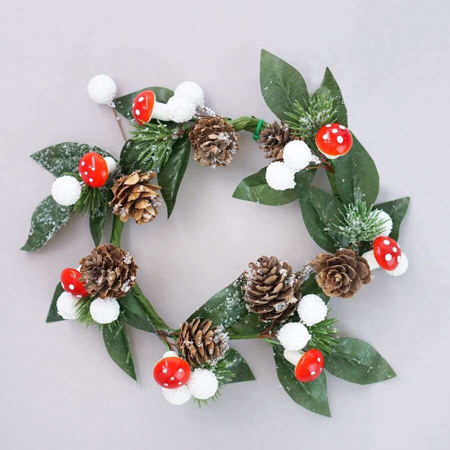 Венок новогодний хвойный (шишки, ягодки) 20 см 