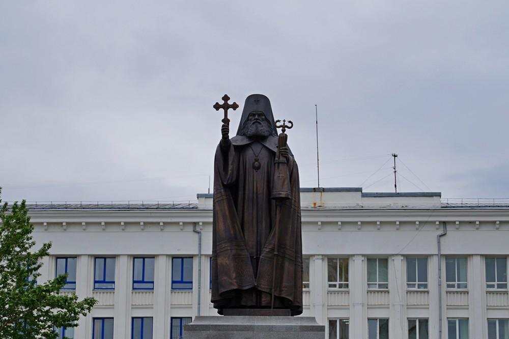 Магадан московский. Памятник Иннокентию в Магадане. Памятники святителю Иннокентию московскому. Иннокентий митрополит Московский памятник. Святитель Иннокентий Магадан
