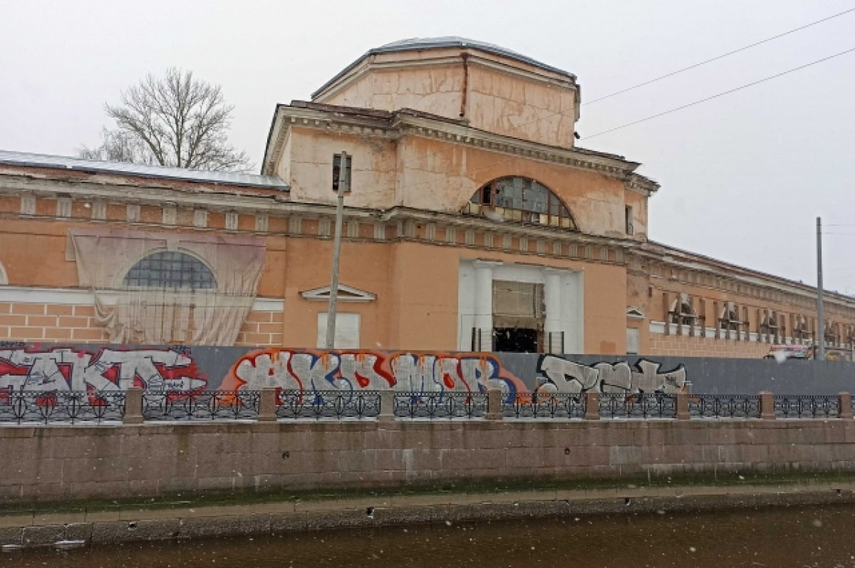    Конюшенное ведомство разрушается на фоне судебных споров.