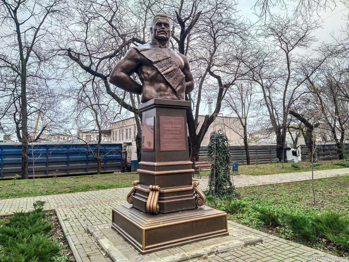 Памятник Ивану Поддубному на улице Горького.