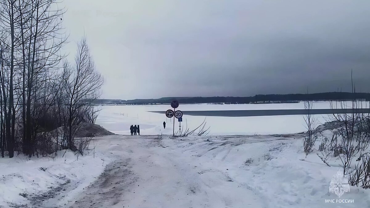     На ледовой переправе около Сарапула с 15 декабря повысили грузоподъемность. Об этом сообщила пресс-служба ГУ МЧС по Удмуртии.