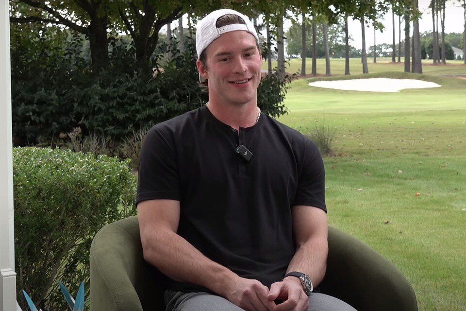    Андрей Свечников уже несколько лет играет в НХЛ. Скриншот видео Youtube-канала «Суперлига»