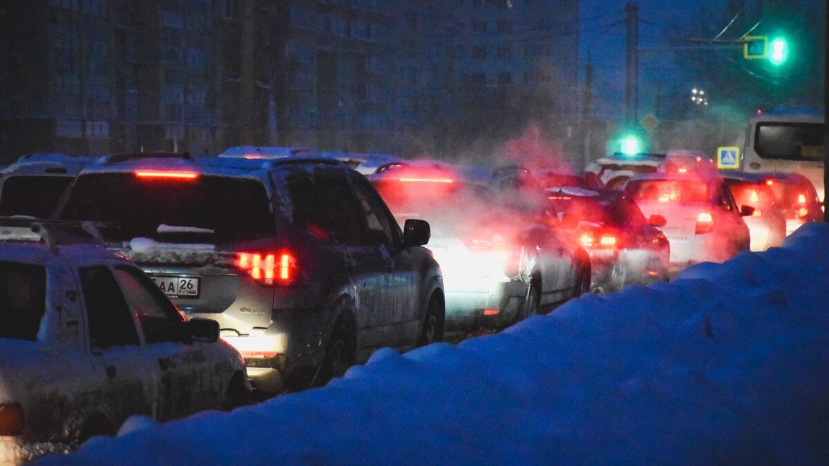     Погодные условия во Владивостоке сегодня оставляют желать лучшего. Дело не столько в снегопаде, сколько в ветре, который его раздувает. Даже на машине по улицам очень трудно ездить.