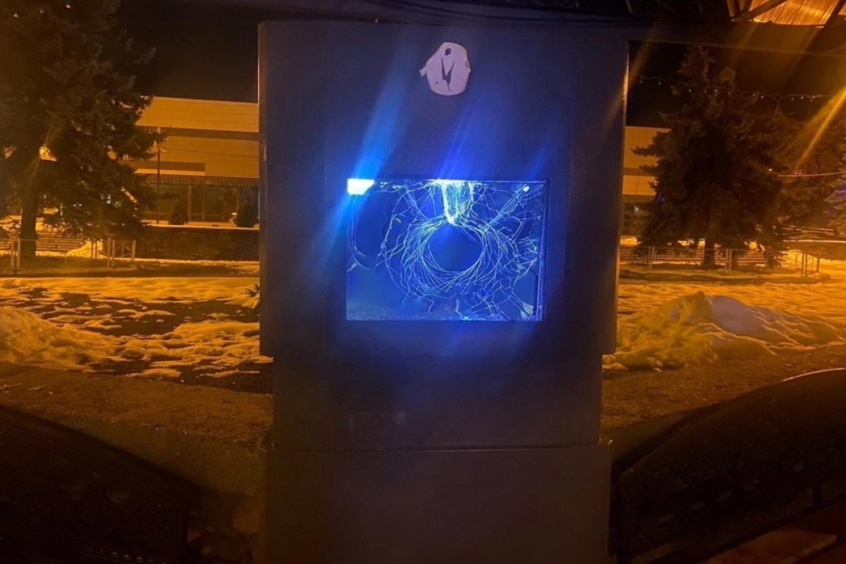    Жители Кыштыма не разобрались в функциях умной остановки и разбили её