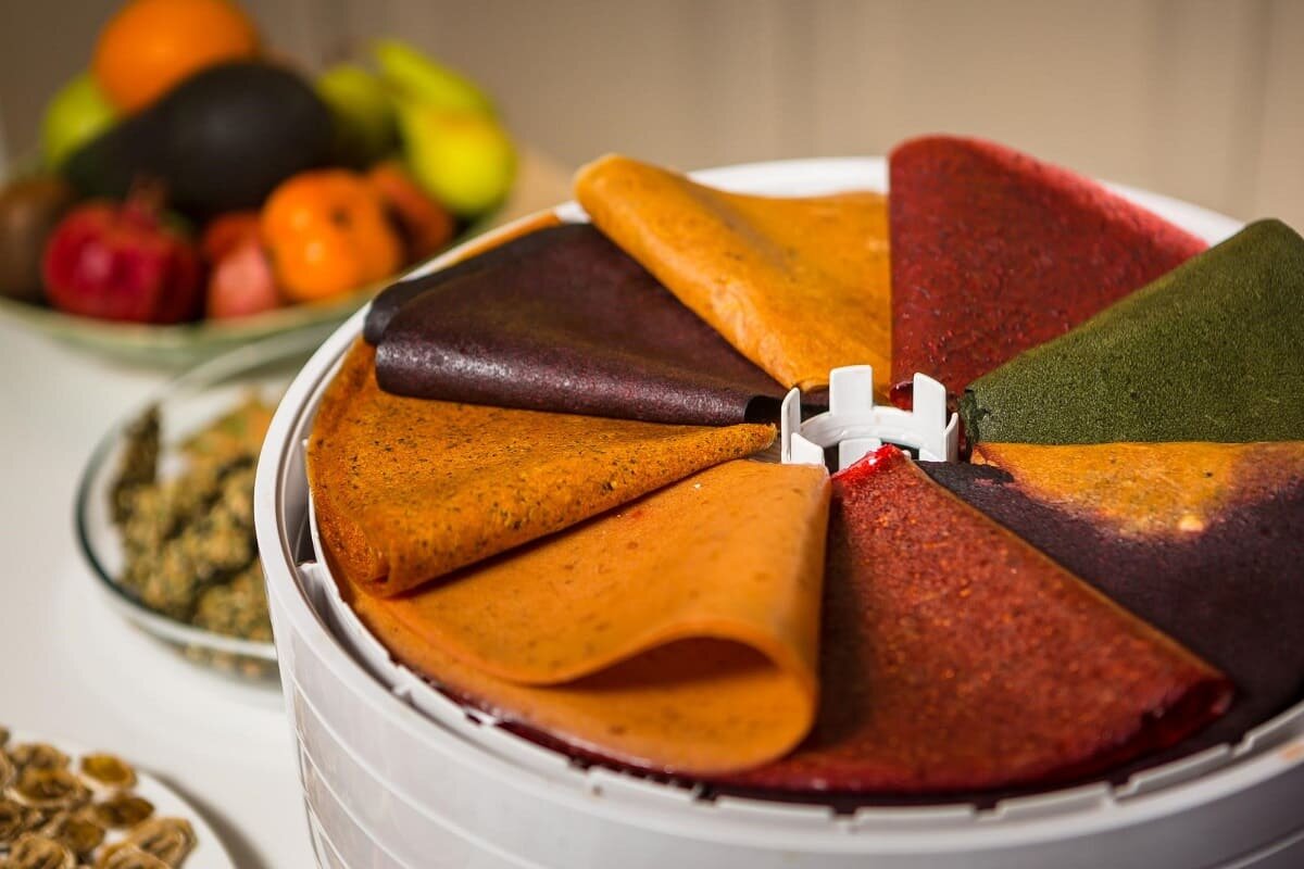 Дегидратор (сушилка) Ezidri Ultra позволяет сушить одновременно до 30 слоев! Поддоны можно докупать по мере необходимости (лотки, сетчатые листы, листы для пастилы) и сушить одновременно разные продукты: запахи в такой сушке не смешиваются