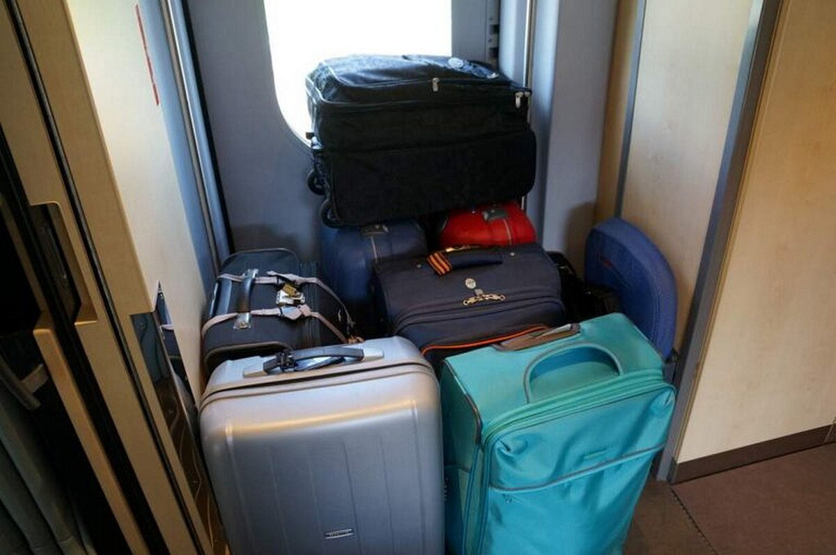 Сколько багажа в поезде. Сапсан вагон багаж. Багаж в поезде Сапсан. Сапсан ручная кладь. РЖД Сапсан багаж.