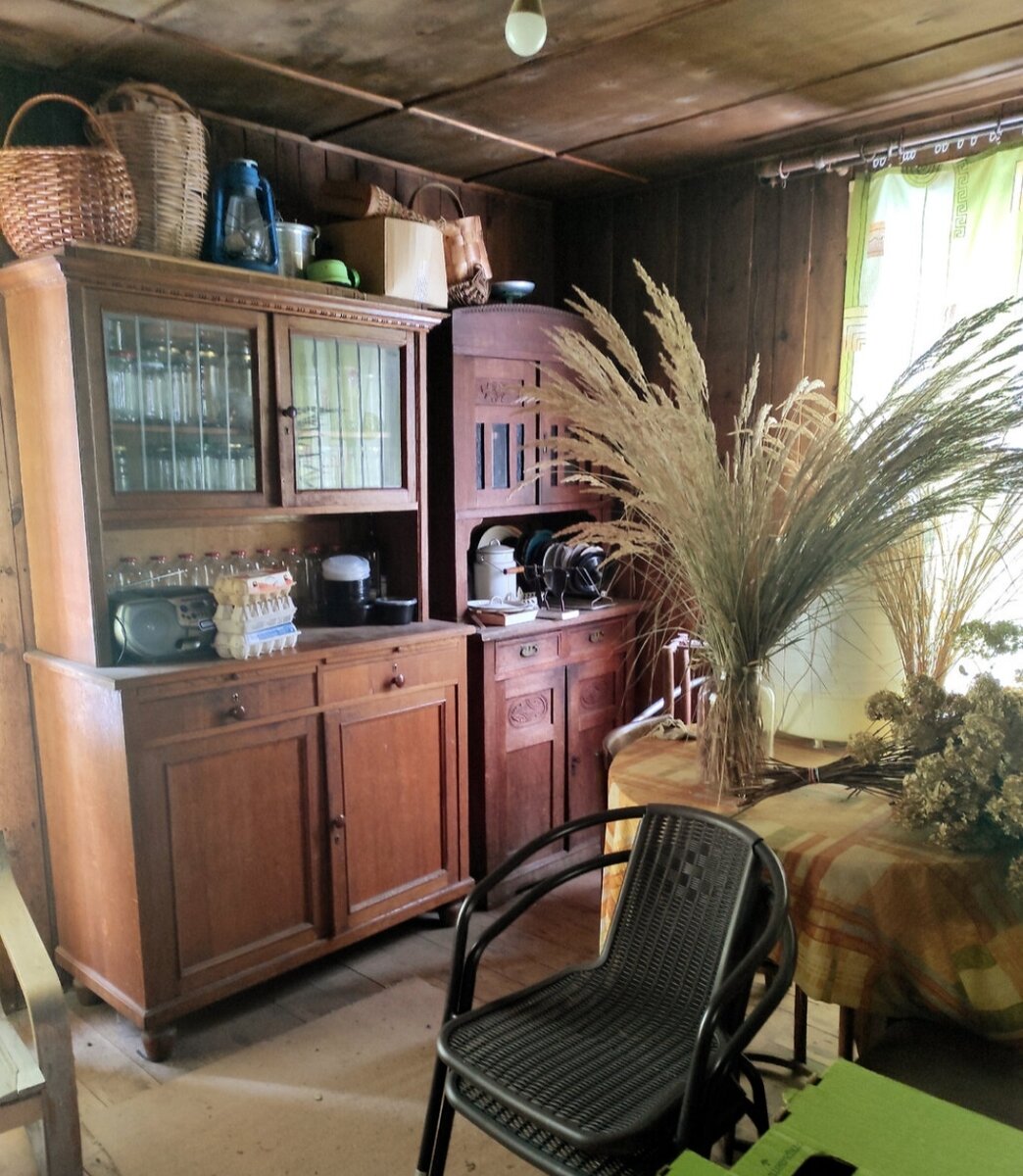 Мама моего мужа очень бережет старую мебель. Есть целый дом для нее.