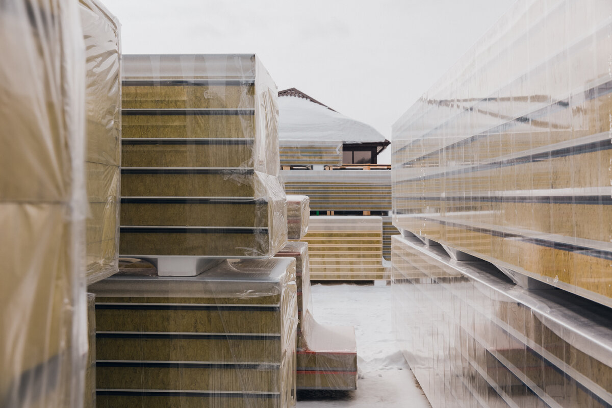 Панели получают физическое воздействие при хранении на складе, погрузке и разгрузке, поэтому дополнительная защита никогда не будет лишней.