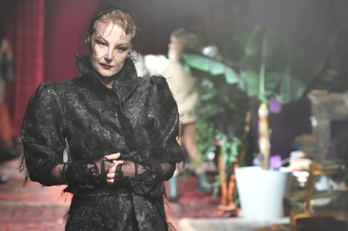    На модном показе в 2022 году.