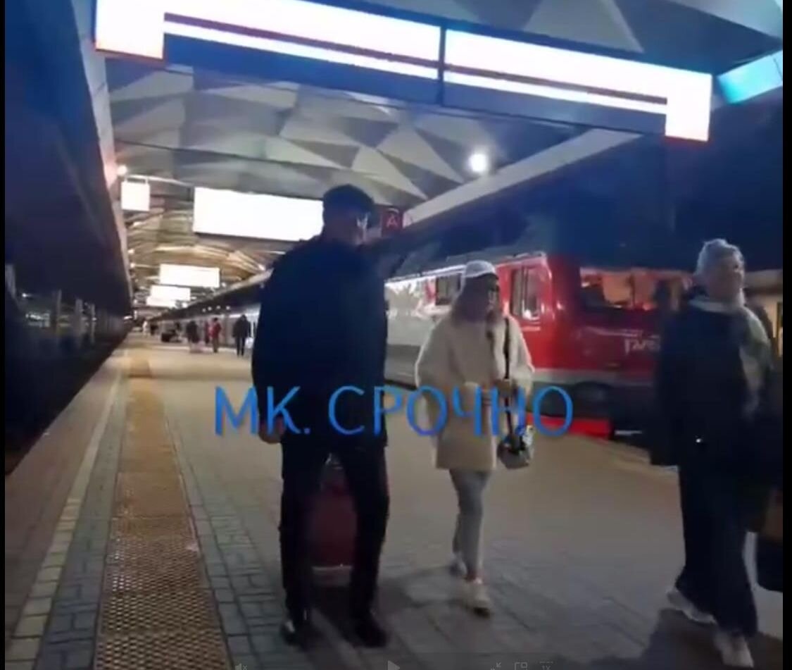 НОЯБРЬ 2023-ГО. АЛЛА ПУГАЧЁВА НА ЛЕНИНГРАДСКОМ ВОКЗАЛЕ МОСКВЫ. СКРИНШОТ: ТЕЛЕГРАМ-КАНАЛ "ПУЛ №3"