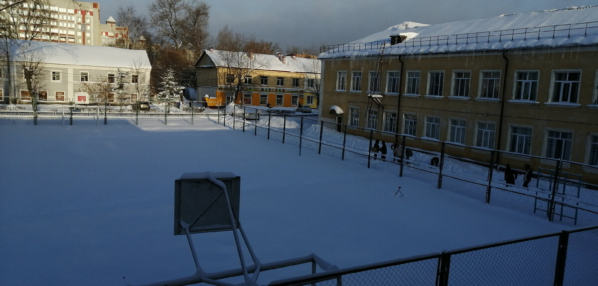 Здесь ещё солнце только выглядывает из-за здания школы